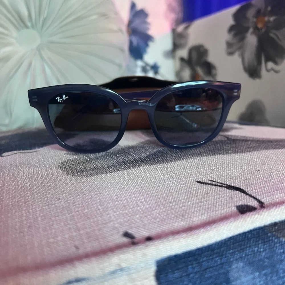 😎NEW SUNNYS😎RAYBAN SUNGLASSES BLUE LENS BLUE FRAMES MADE BY RAYBAN IN ITALY😎😎🥰🥰